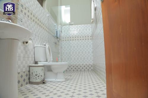 HoimaHoima Buffalo Hotel & Business Hub LTD的白色的浴室设有卫生间和水槽。