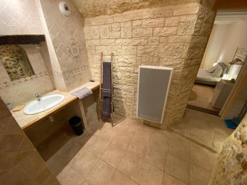 VinsobresLa Fontaine de Vinsobres的一间带水槽和石墙的浴室