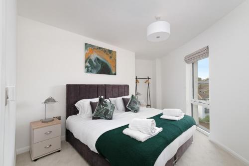 SurbitonTown Center 2 bed Serviced Apartment 08 with parking, Surbiton By 360Stays的一间卧室配有带毛巾的床