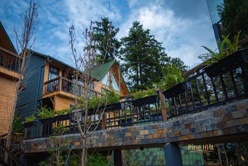 萨帕Sapa Pine Hill Eco Lodge的桥顶阳台度假屋