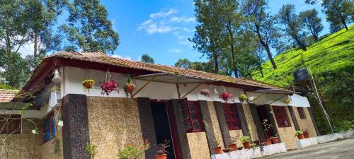 蒙纳Munnar Home Stay的一座绿色山丘的房屋