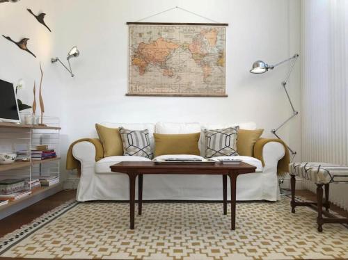 莱昂Lloēco - Art & Design Guest House的带沙发和咖啡桌的客厅