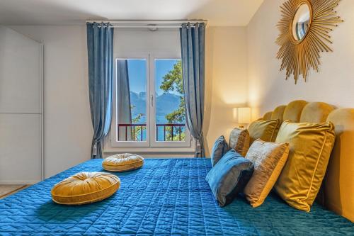 TerritetBon-Port Luxury apartment - Lakefront的一间卧室配有一张大床和枕头