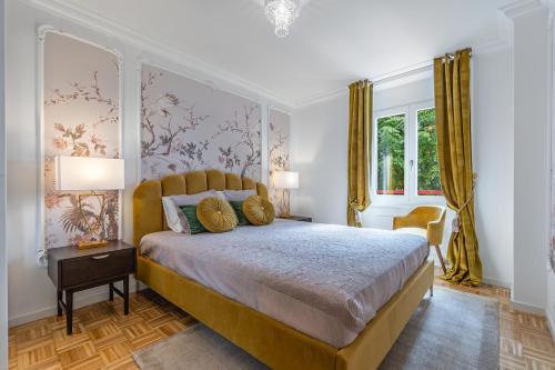 蒙特勒Garden of Eden 1-bedroom apartment – Lakefront的一间卧室设有一张大床和两个窗户。