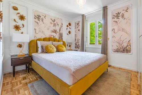 蒙特勒Soft Glam 1-bedroom appt - Lake & Mountain View的一间卧室配有一张带黄色枕头的大床