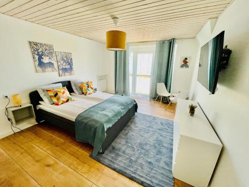 腓特烈港aday - Frederikshavn City Center - Charming double room的一间卧室,卧室内配有一张大床