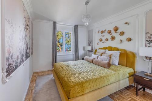 蒙特勒Bon Port 1-bedroom apartment – Lakefront的一间卧室配有一张带黄色床罩的大床