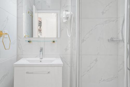 蒙特勒Tropical studio with a balcony - Lake View的白色的浴室设有水槽和淋浴。