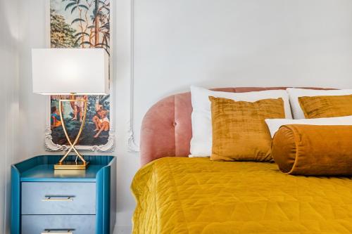 蒙特勒Tropical studio with a balcony - Lake View的一间卧室配有一张床和一个带灯的蓝色床头柜
