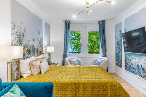 蒙特勒Secret Garden studio – Lakefront的一间卧室配有黄色的床和蓝色的沙发