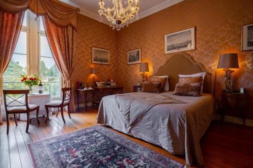 克莱门特法式城堡佩普酒店客房内的一张或多张床位