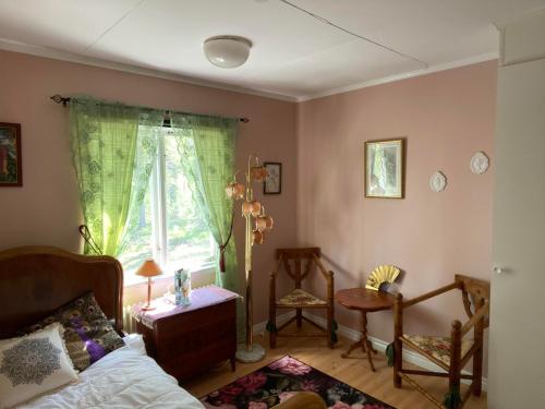 卢德维卡Skogshemmet的客厅设有床和窗户