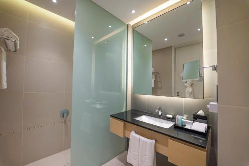 达曼Dana Rayhaan by Rotana的一间带水槽和镜子的浴室
