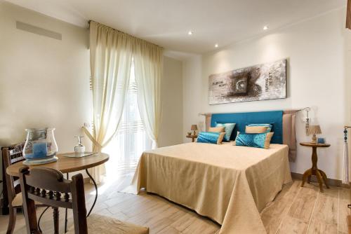 格拉达拉Ca di Anna的一间卧室配有一张床、一张桌子和一个窗户。