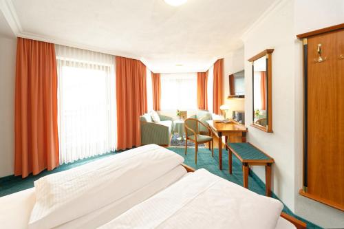 玛丽亚阿尔姆Hotel Edelweiss的酒店客房配有一张床铺和一张桌子。