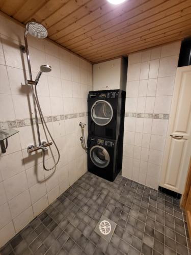 易拉斯加威Ylläs slope SareStar的带淋浴和洗衣机的浴室