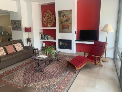阿拉哈尔Casa Carmen的带沙发和电视的客厅