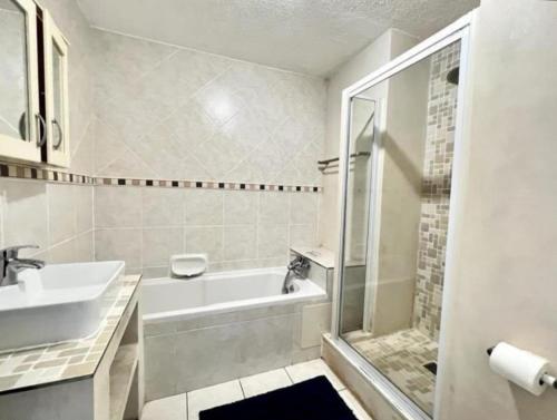 乌旺戈海滩Laguna La Crete 28的白色的浴室设有浴缸和水槽。
