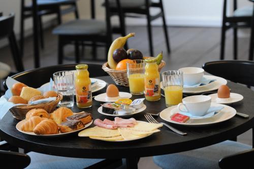 根特Het Rustpunt的一张桌子,上面有早餐食品和饮料