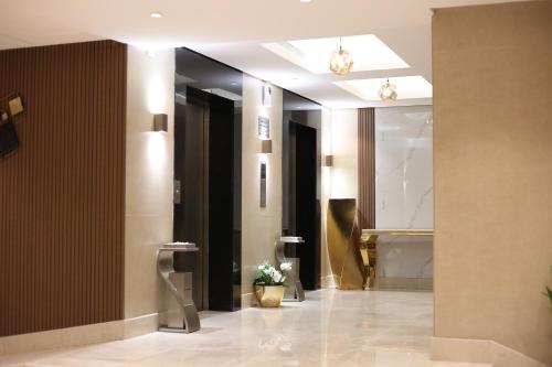 延布拉哈尔套房酒店的走廊上设有带水槽和镜子的浴室
