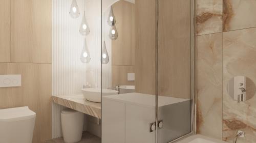 绿山城Apartament Mgła的带淋浴、卫生间和盥洗盆的浴室