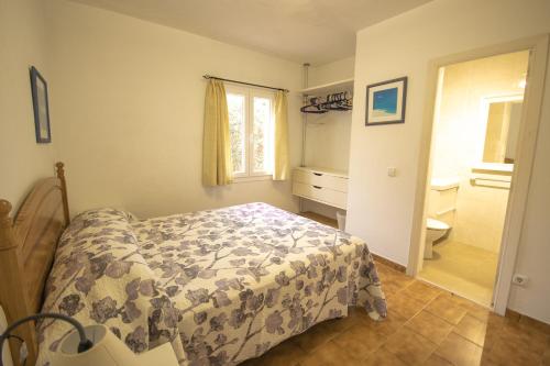 卡拉加尔达纳Villa Garbes的一间卧室设有一张床和一间浴室。
