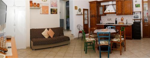 皮斯蒂奇La villa di campagna的客厅配有沙发和桌子