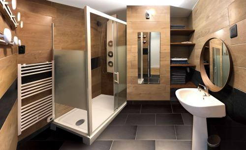 兰斯Reims Saint-Remi的带淋浴和盥洗盆的浴室