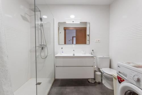 阿尔姆尼卡Miramar 68的白色的浴室设有水槽和卫生间。