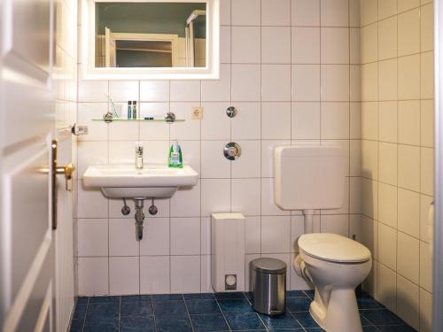 PrisdorfBett4-you Pinneberg - Prisdorf的一间带卫生间和水槽的浴室