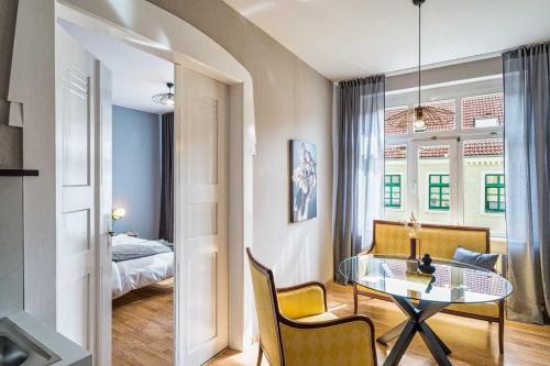 梅森cozy Apartment SOLARIS in Meißen Altstadt Netflix的一间带桌椅的房间和一间卧室