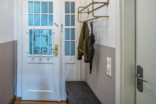 梅森cozy Apartment SOLARIS in Meißen Altstadt Netflix的门前有长凳的门