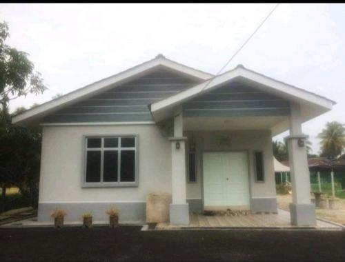 Kampong Alor GajahNor Su Homestay的白色的小房子