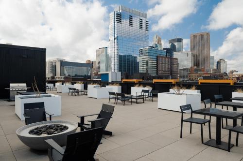 明尼阿波利斯Sonder at SECOND & SECOND的屋顶设有桌椅,享有城市天际线