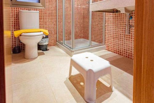 卡勒达德福斯特Villa Mini Golf的一间带卫生间和凳子的浴室