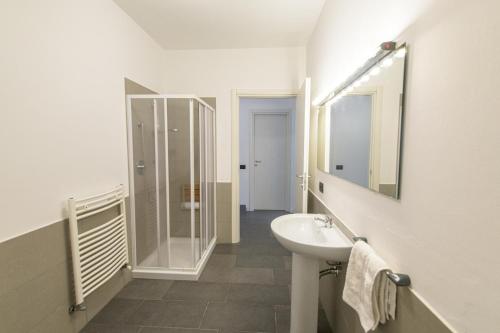 加维Gli Zerbi的白色的浴室设有水槽和镜子