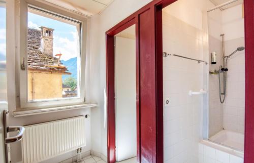 比亚斯卡Rustico by Al Giardinetto的带淋浴的浴室和窗户。