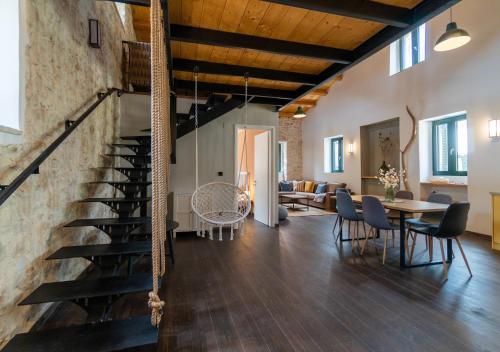 科孚镇Corfu Pigeon Nest的客厅设有楼梯和桌椅