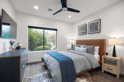 塞多纳Amazing Luxury Home with Hot Tub & Views的一间卧室配有一张床和吊扇