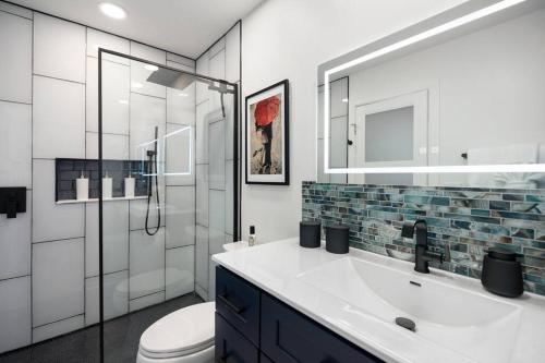 塞多纳Amazing Luxury Home with Hot Tub & Views的一间带水槽、淋浴和卫生间的浴室