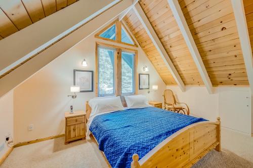 塔霍马Cabin in the Woods的一间卧室设有一张床和一个窗口