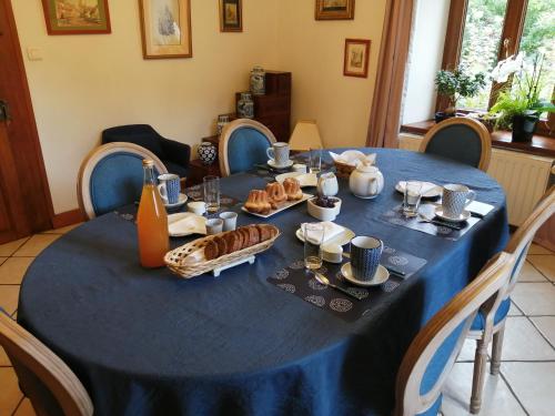 科尔鲁瓦拉罗克Le Breval的一张桌子上放着蓝色桌布和食物