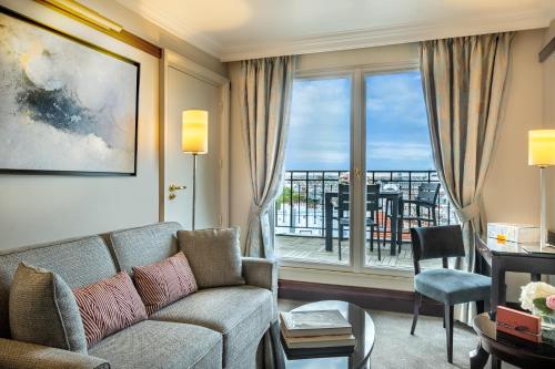 巴黎Hôtel Pont Royal Paris的带沙发和大窗户的客厅
