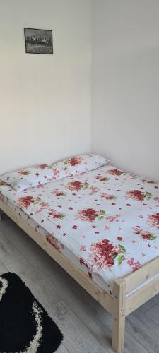 GherlaSofia Apartments的一张床上的鲜花盛开的睡床