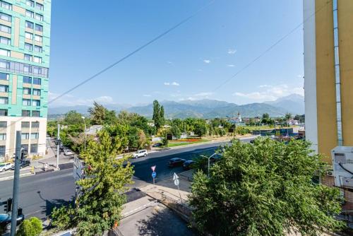 阿拉木图Книжный Город的城市街道的景色