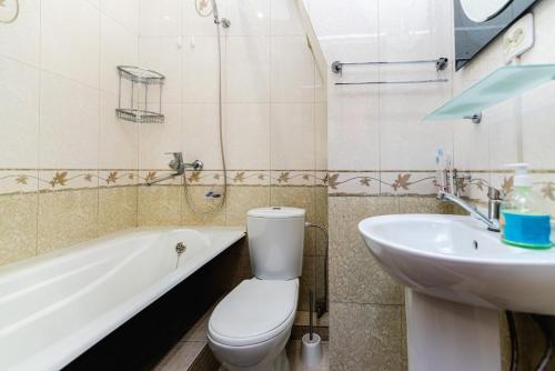 阿拉木图Книжный Город的浴室配有白色卫生间和盥洗盆。
