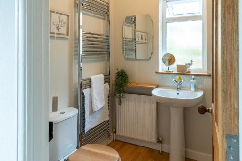 Saint ClementFinest Retreats - Tideway的一间带水槽、镜子和淋浴的浴室