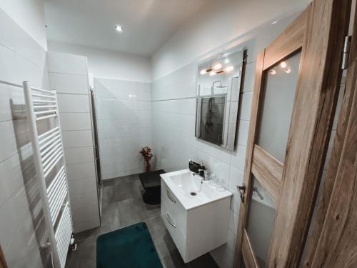班斯卡-比斯特里察Cozy B&B Home的白色的浴室设有水槽和卫生间。