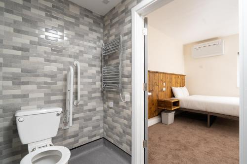 伦敦Hotel DC, Stratford的一间带卫生间的浴室和一张位于客房内的床。
