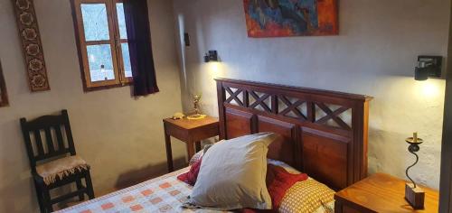 蒂尔卡拉Karallantay的一间卧室配有一张床、一张桌子和一个窗户。